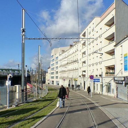 8 Rue Brise Echalas Saint-Denis  Luaran gambar
