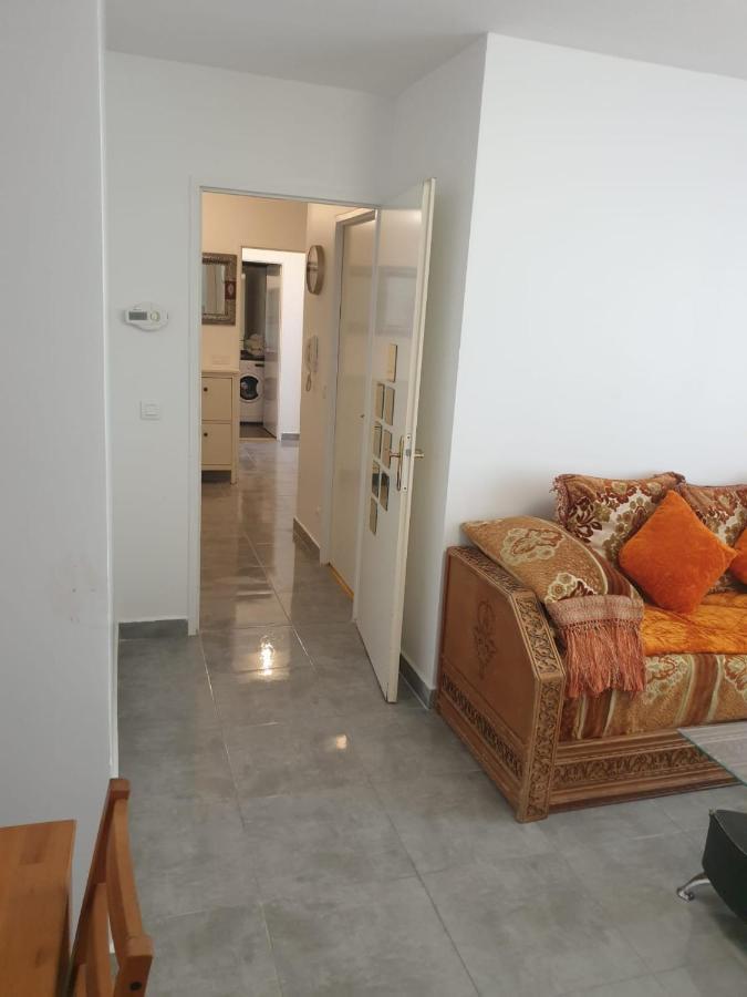 8 Rue Brise Echalas Saint-Denis  Luaran gambar